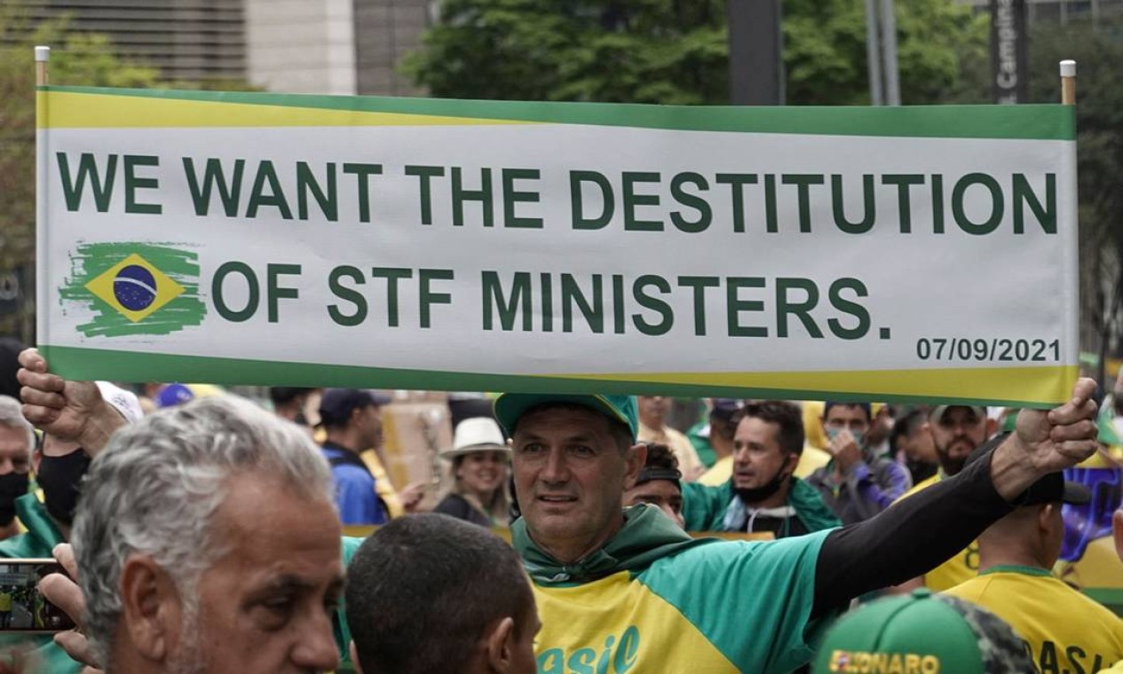 "Queremos a destituição dos ministros do STF", diz cartaz de apoiador de Bolsonaro em manifestação, na Avenida Paulista, em São Paulo Foto: PAULO LOPES / AFP