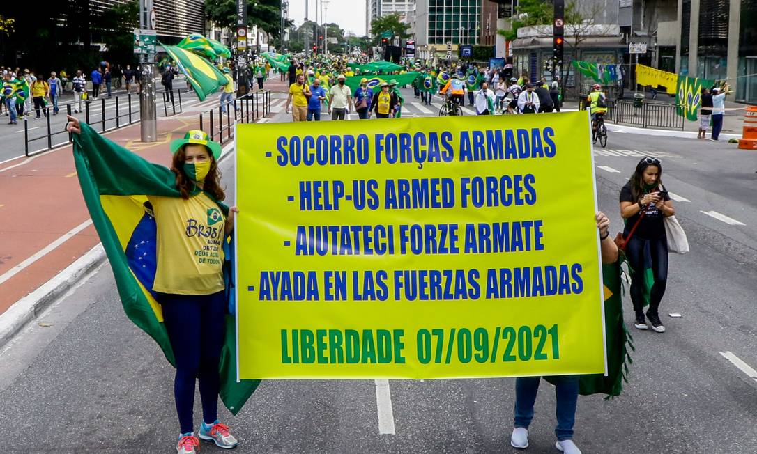 Manifestantes seguram cartaz pedindo intervenção militar em português, inglês, italiano e espanhol – este com erro de grafia Foto: Fotoarena / Agência O Globo