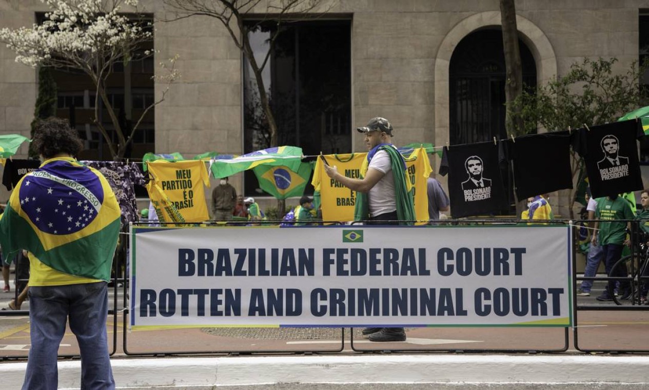 Cartaz escrito em inglês ataca o Supremo: 'podre e criminoso' Foto: Bruno Rocha / Agência O Globo