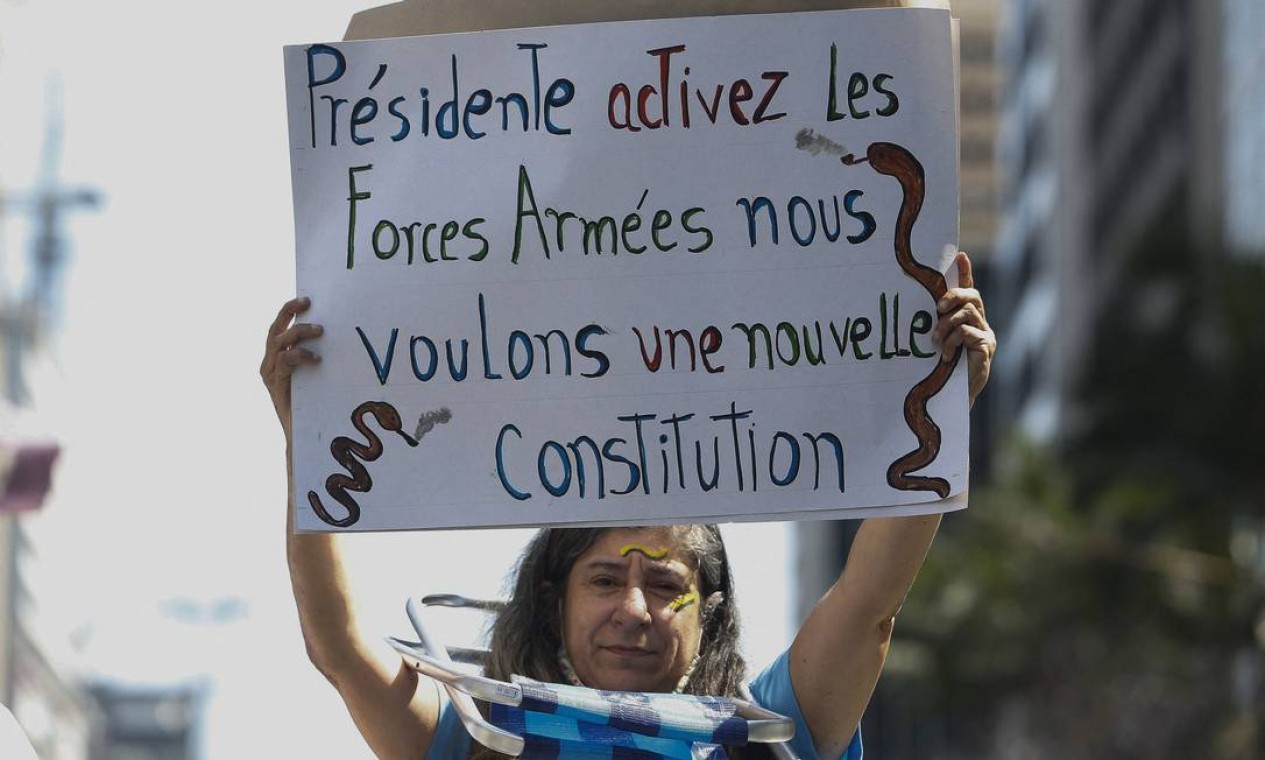 "Presidente, ative as forças armadas, queremos uma nova Constituição", diz cartaz, em francês, de manifestante na Avenida Paulista, em São Paulo Foto: MIGUEL SCHINCARIOL / AFP