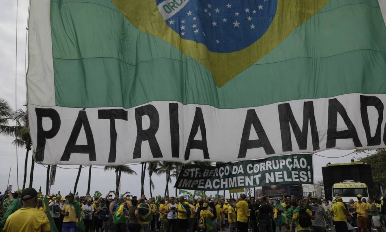 Cartaz em Copacabana, Zona Sul do Rio, acusa STF de corrupção e pedei impeachment de ministros Foto: Gabriel de Paiva / Agência O Globo