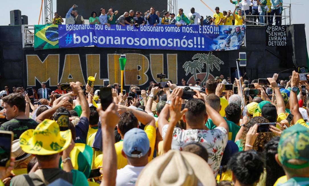 Bolsonaro discursa para apoiadores ao lado do vice-presidente, Hamilton Mourão, e o ministro da Infraestrutura, Tarcísio Gomes de Freitas, em Brasília Foto: SERGIO LIMA / AFP