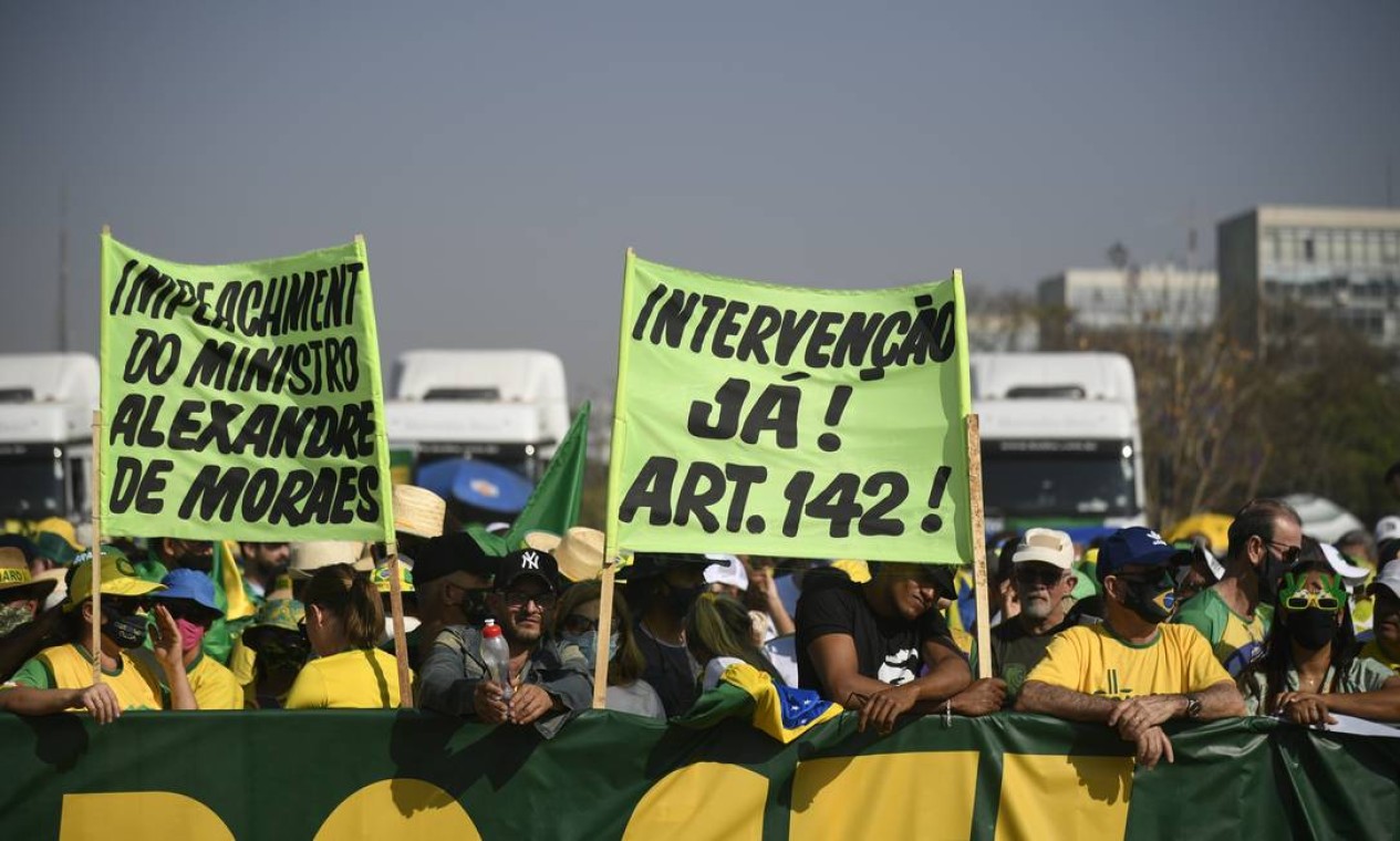Apoiadores do presidente pedem intervenção – lê-se ditadura – militar durante ato em Brasília Foto: Mateus Bonomi / Agência O Globo