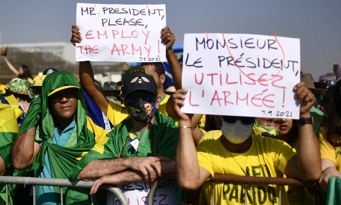 Apoiadores do presidente pedem intervenção militar em francês durante ato em Brasília Foto: Mateus Bonomi / Agência O Globo