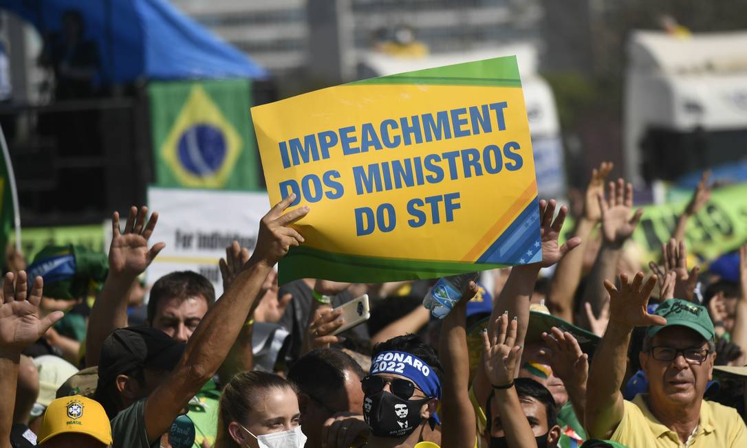 Com cartaz em inglês, apoiadores do presidente Bolsonaro pedem saída dos ministros do STF, na Esplanada dos Ministérios na cidade de Brasília Foto: Mateus Bonomi / Agência O Globo