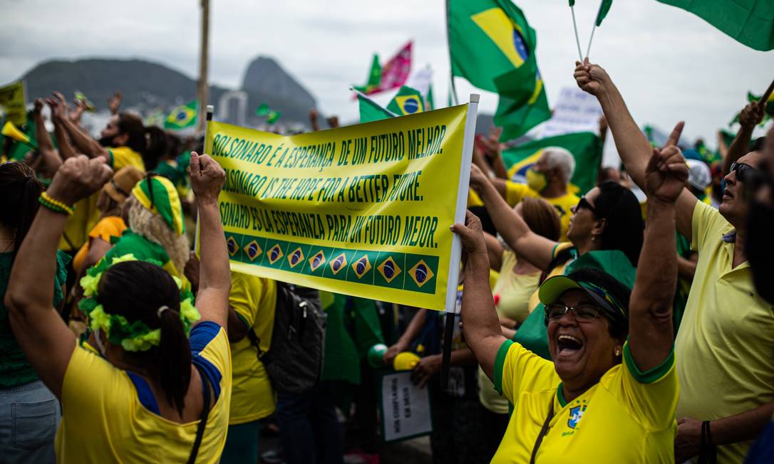 Apoiadores do presidente Bolsonaro carregam faixa escrita em português, inglês e espanhol: &#039;Bolsonaro é a esperança de um futuro melhor&#039; Foto: Hermes de Paula / Agência O Globo
