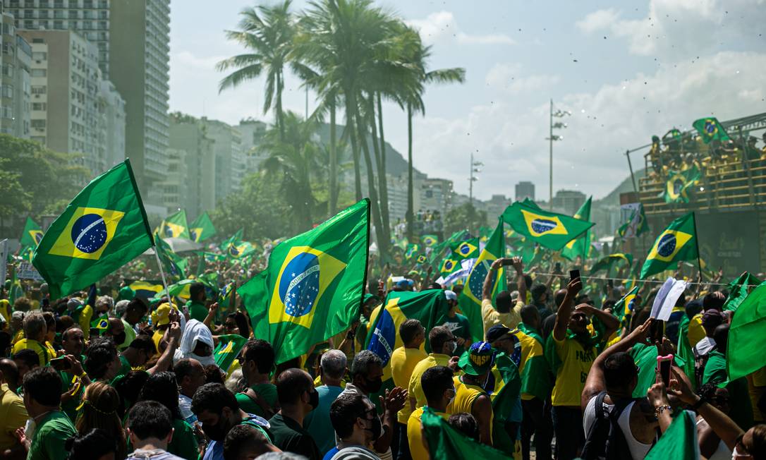 Aglomeração em manifestação a favor do presidente Jair Bolsonaro em Copacabana Foto: Hermes de Paula / Agência O Globo