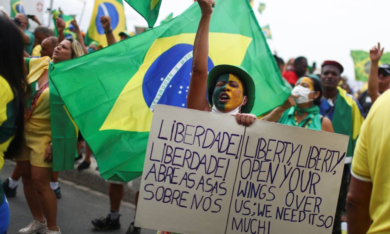 Manifestante traduziu para o inglês trecho do samba-enredo da Imperatriz Leopoldinense: "Liberdade! Liberdade! Abra as Asas sobre Nós", acrescentando: "nós precisamos muito disso Foto: Pilar Olivares / Reuters