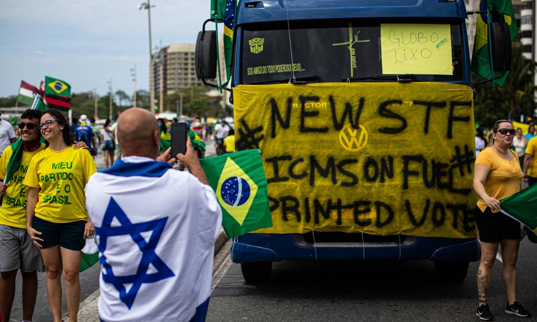 &#034;Novo STF, ICMS sobre combustível, voto impresso&#034; diz cartaz afixado em caminhão na Avenida Atlântica, em Copacabana, Zona Sul do Rio Foto: Hermes de Paula / Agência O Globo