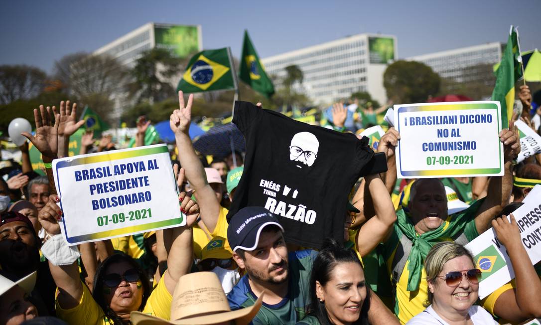 620x372x95141187 Participantes e simpatizantes ao governo exibe cartaz com a frase Brasil apoya al president.jpg.pagespeed.ic.bhF5qeGoO1