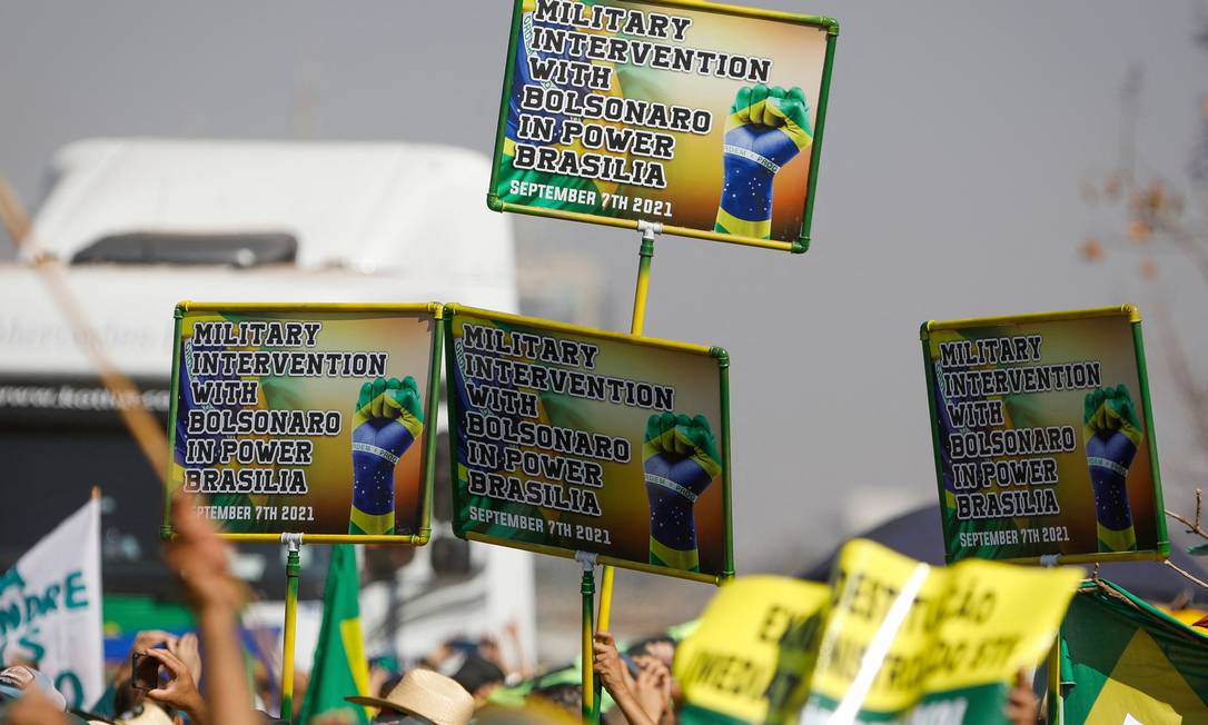 &#034;Intervenção Miliar com Bolsonaro no poder em Brasília&#034;, diz cartazes em inglês Foto: SERGIO LIMA / AFP