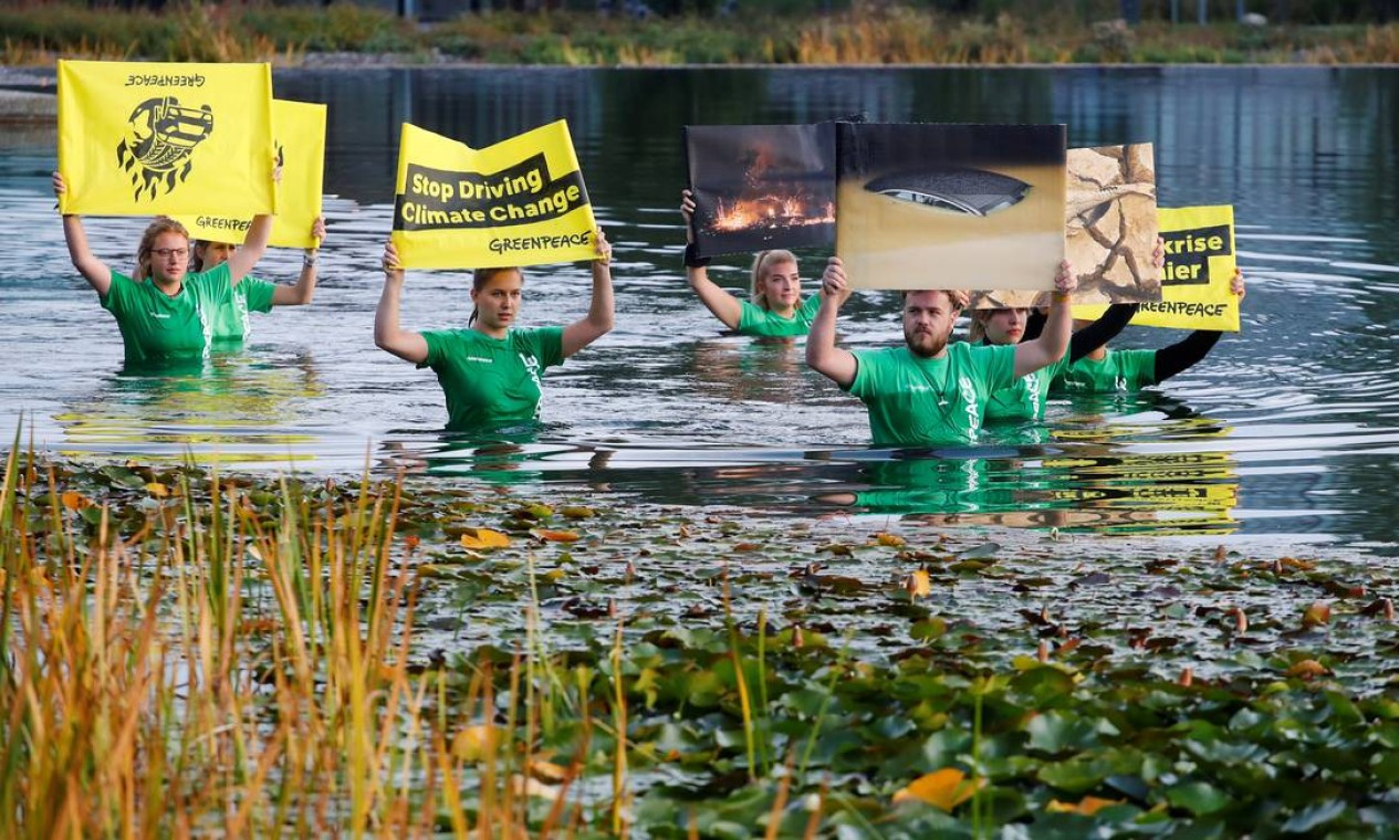 Ativistas do Greenpeace protestam em um lago antes do Salão Automóvel de Munique, Alemanha Foto: WOLFGANG RATTAY / REUTERS - 07/09/2021