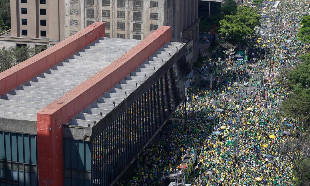 Imagem aérea mostra Avenida Paulista, na altura do Masp, tomada por manifestantes pró-Bolsonaro Foto: Miguel Schincariol / AFP