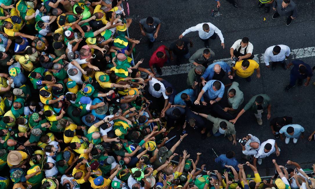 Momento em que Bolsonaro chega ao ato para discursar em palanque na Avenida Paulista Foto: Amanda Perobelli / REUTERS