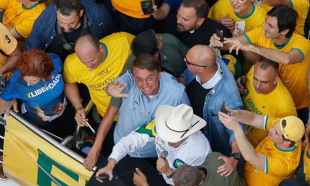 Momento em que Bolsonaro chega ao ato para discursar em palanque na Avenida Paulista Foto: Miguel Schincariol / AFP