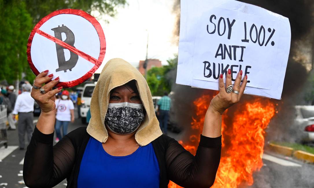 Mulher protesta contra circulação de Bitcoin em El Salvador. Nesta semana, o país se tornou o primeiro a aceitar bitcoins como moeda legal Foto: MARVIN RECINOS / AFP