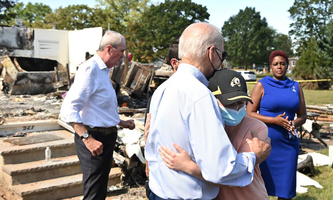 O presidente dos Estados Unidos, Joe Biden, abraça uma pessoa enquanto ele percorre um bairro afetado pelo furacão Ida em Manville, Nova Jersey Foto: MANDEL NGAN / AFP