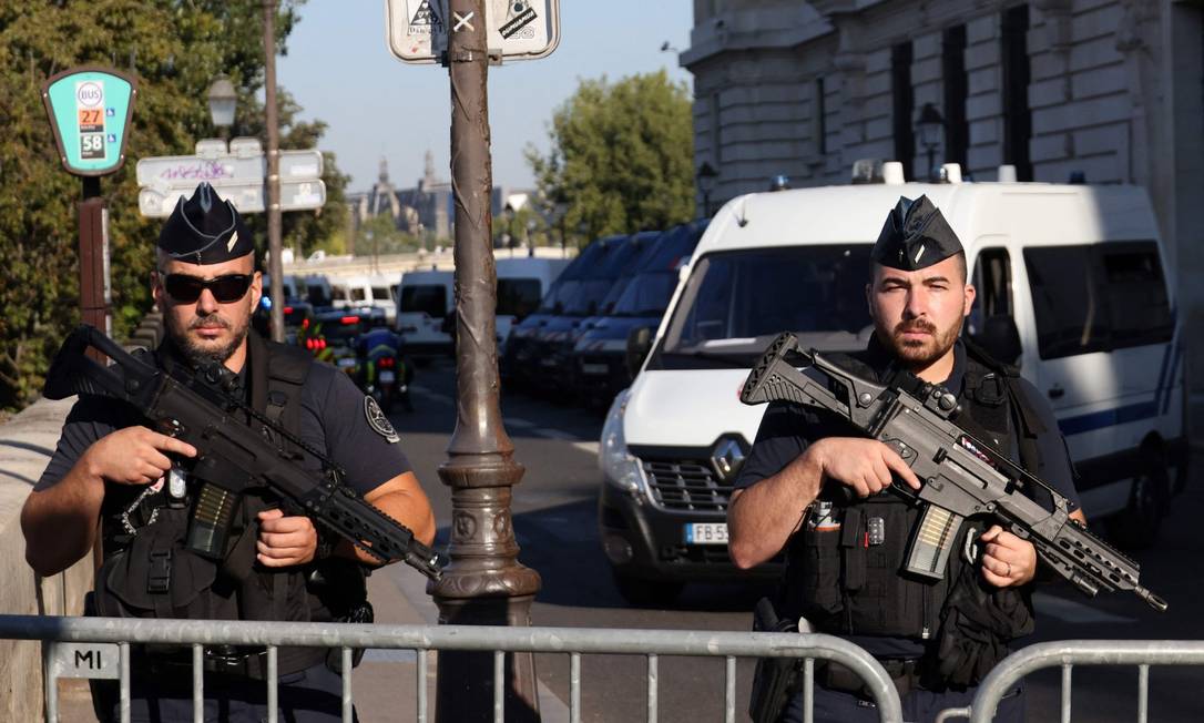 Policiais fazem a segurança do lado de fora do Palácio de Justiça francês durante o primeiro dia do julgamento dos acusados de participarem dos ataques terroristas de novembro de 2015 Foto: THOMAS COEX / AFP