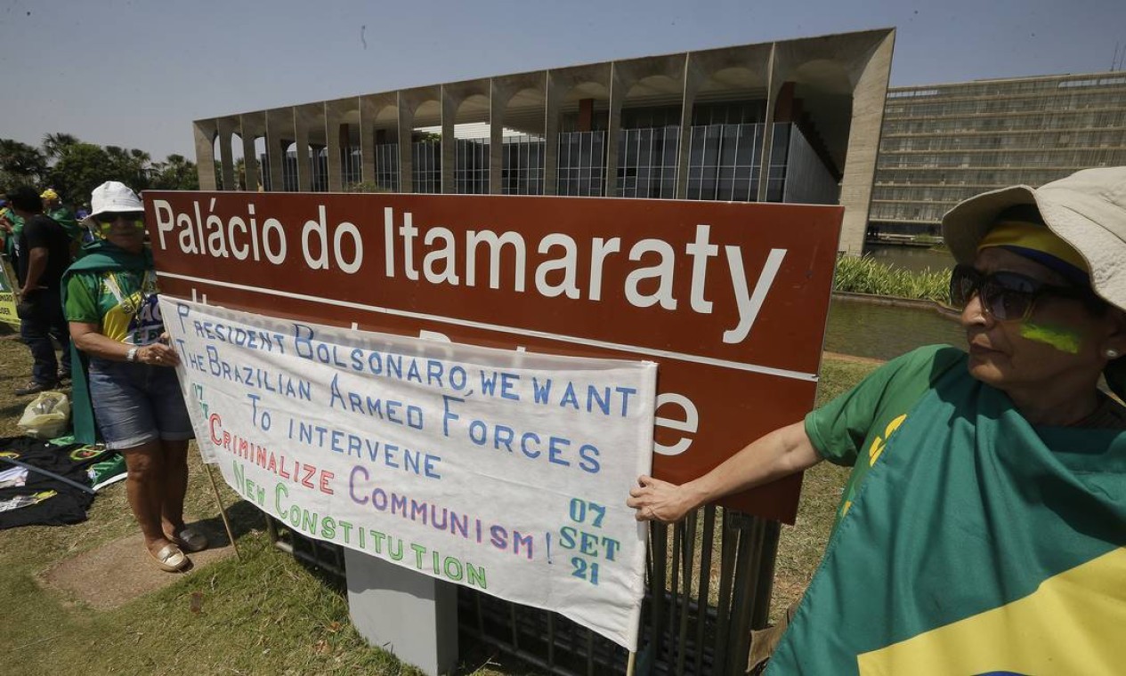 Apoiadores de Bolsonaro seguram faixa escrita em inglês em frente ao Palácio do Itamaraty Foto: Cristiano Mariz / Agência O Globo