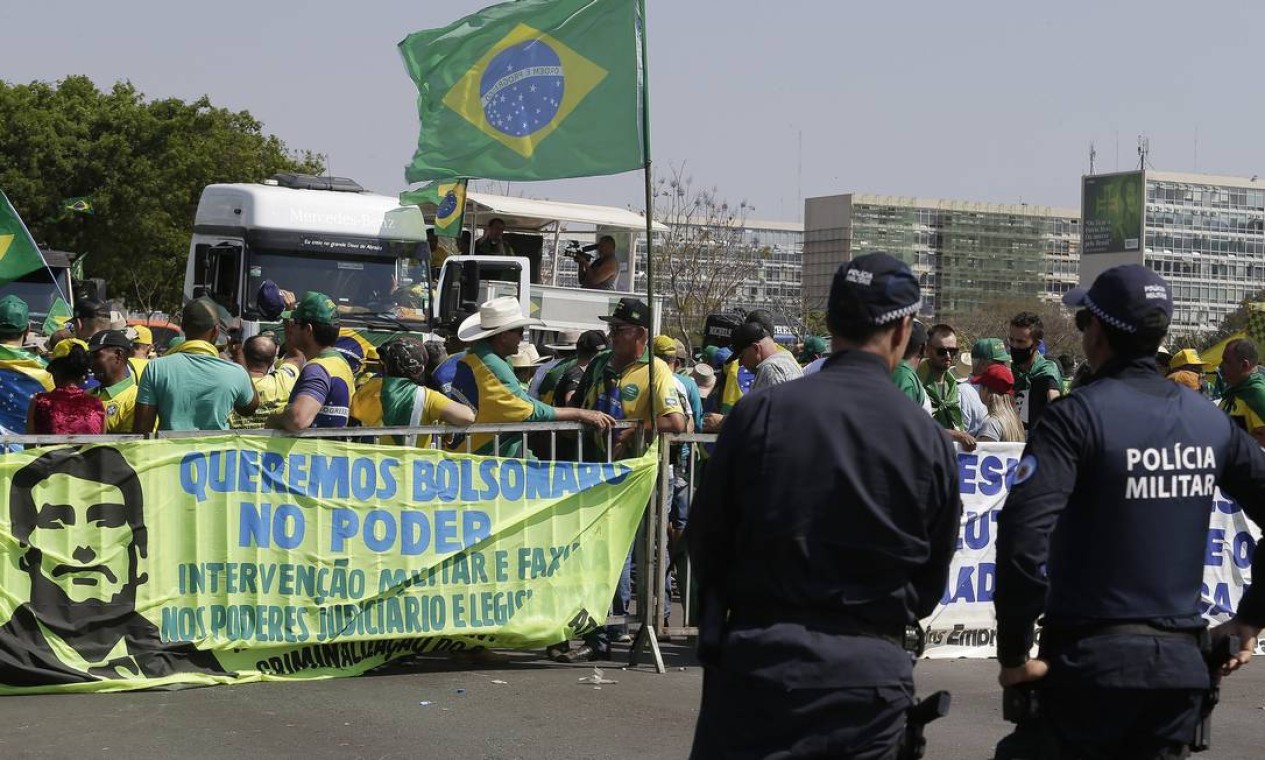 Policiais fazem guarda próximo à aglomeração de bolsonaristas em Brasília Foto: Cristiano Mariz / Agência O Globo