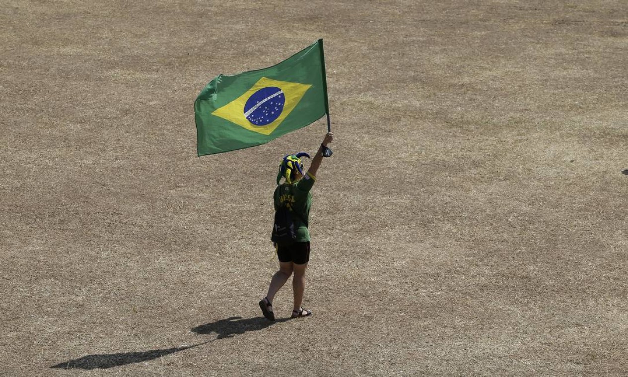 Manifestante caminha sozinho com bandeira do Brasil Foto: Cristiano Mariz / Agência O Globo
