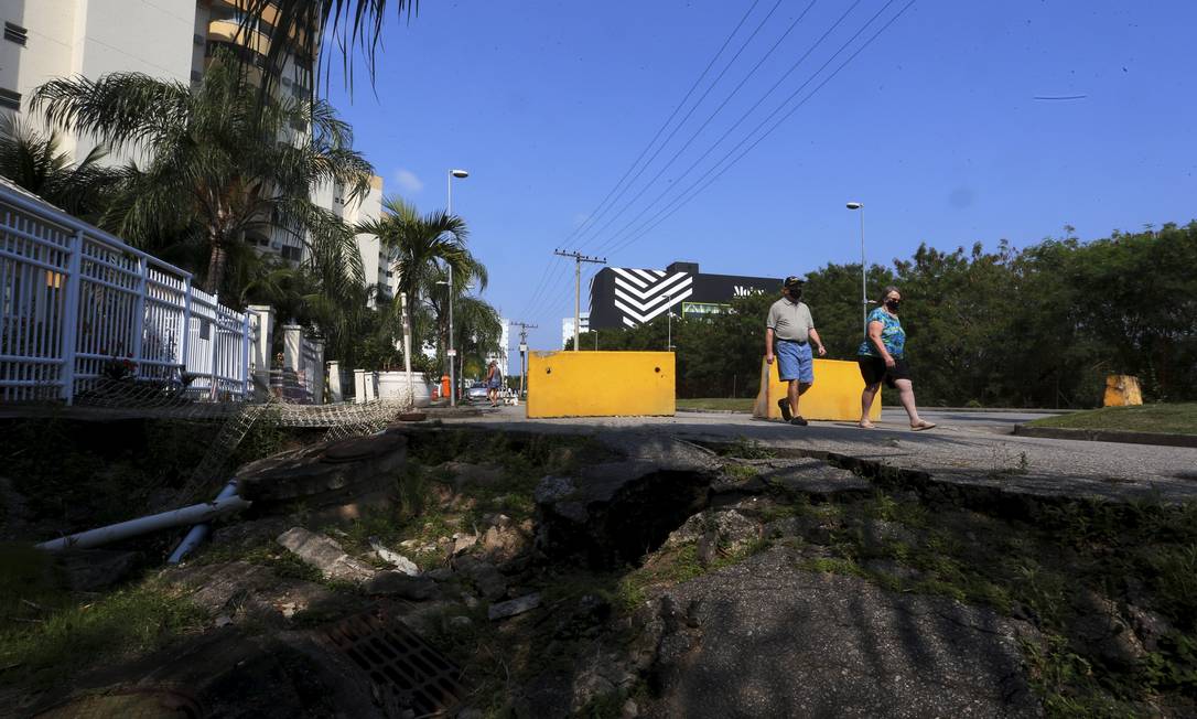 Prefeitura anuncia obras de recuperação da Avenida Cláudio Besserman Vianna Foto: Fabiano Rocha / Agência O Globo
