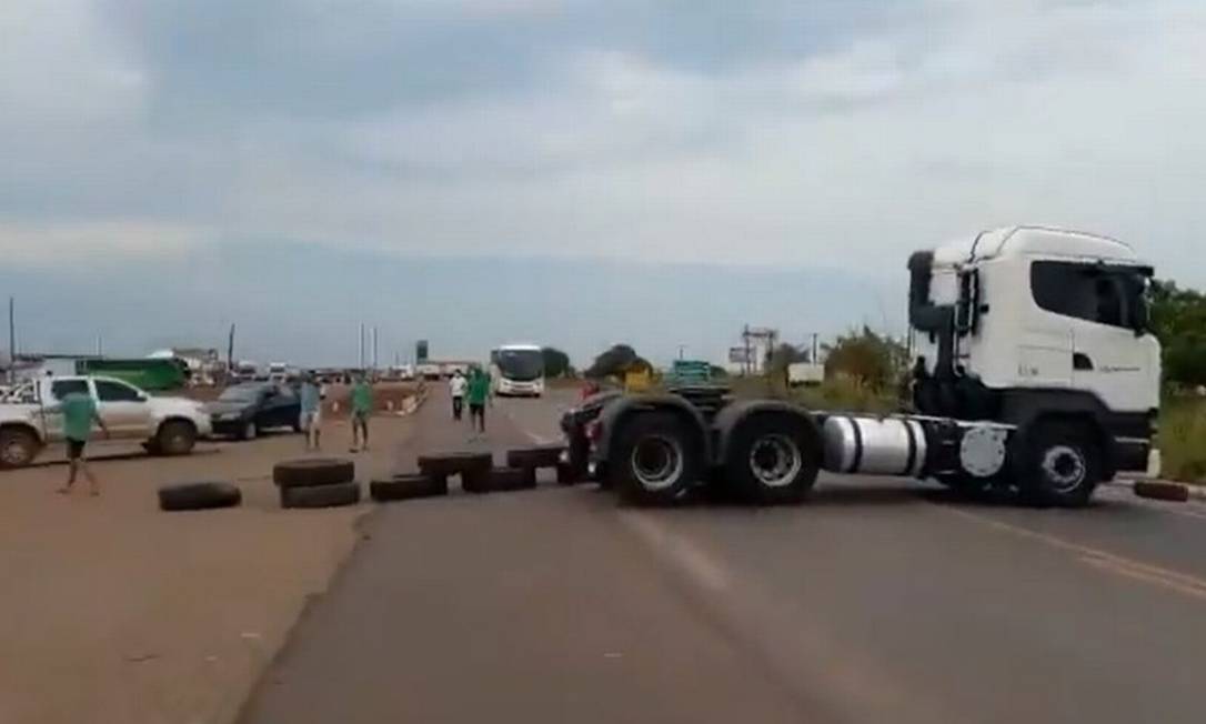 Caminhão bloqueia rodovia em Araguaína, em Tocantis Foto: Reprodução