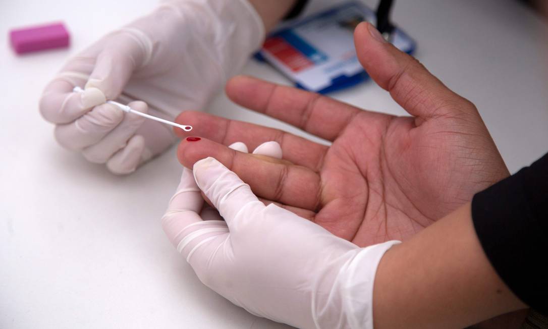 Homem faz teste de HIV: menos diagnósticos Foto: CLAUDIO REYES / AFP