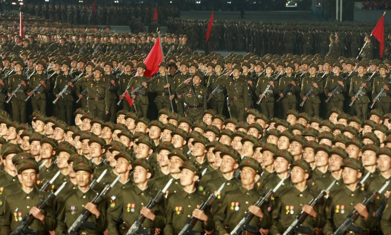Soldados marcham durante uma parada militar realizada para marcar o 73º aniversário da fundação da república, na praça Kim Il Sung, em Pyongyang Foto: KCNA / via REUTERS