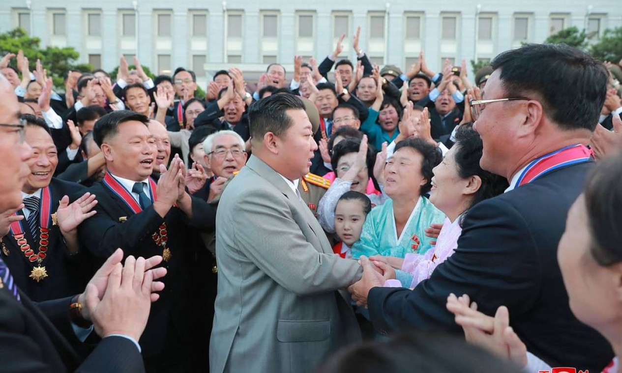 Llíder norte-coreano Kim Jong Un é ovacionado durante comemorações do 73º aniversário de fundação da Coreia do Norte Foto: - / AFP