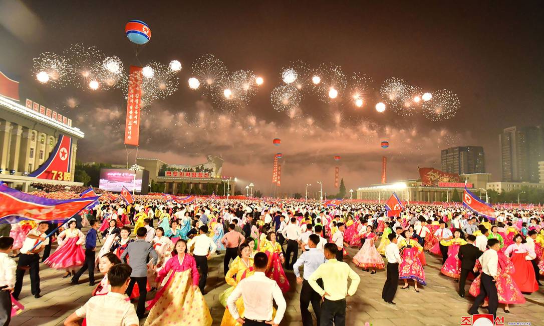 Coreia do Norte celebra 73º aniversário com desfile militar na madrugada