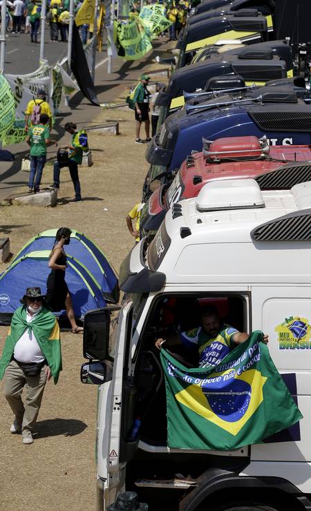 Grande quantidade de caminhões permaneceu estacionada próximo ao Congresso Nacional, depois das manifestações de apoio ao presidente Bolsonaro Foto: Cristiano Mariz / Agência O Globo 08/09/2021
