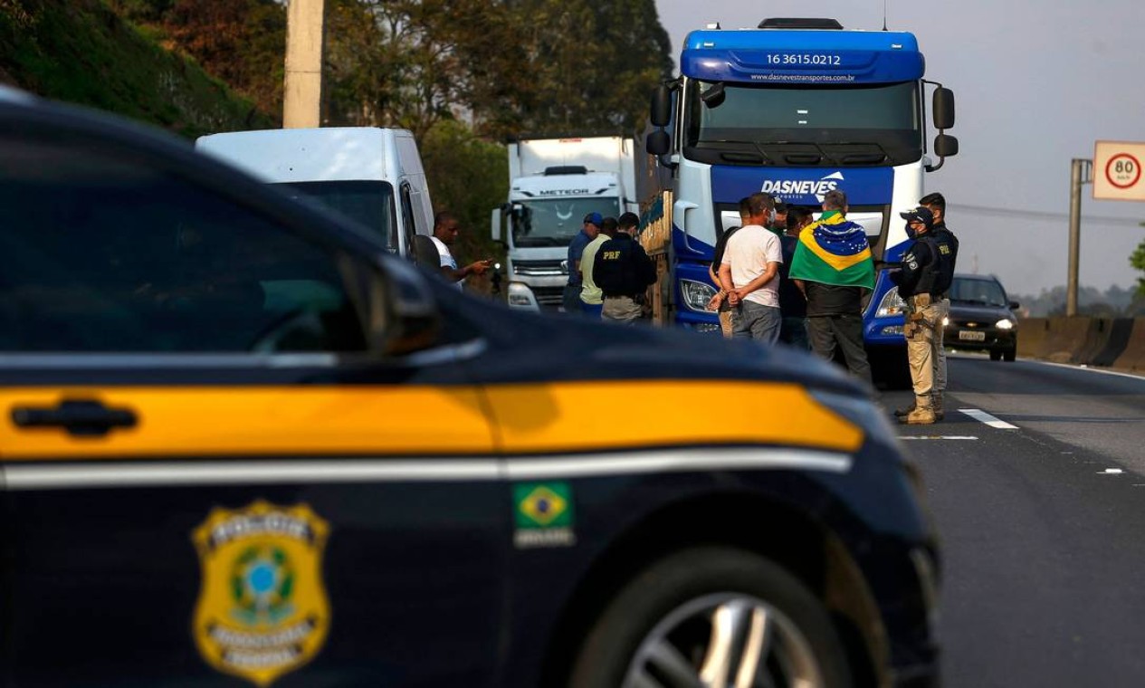 Polícia Rodoviária Federal conversa com caminhoneiros que bloqueiam a rodovia Regis Bittencourt (BR-116), a 30 km ao sul de São Paulo Foto: Miguel Schincariol / AFP