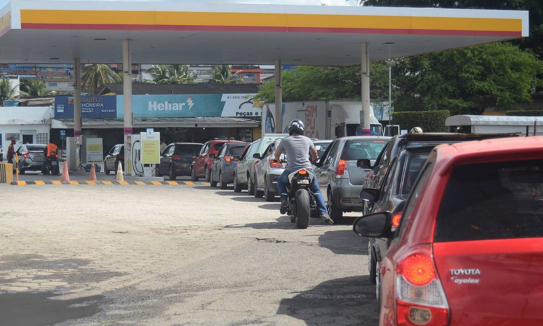 Com medo de desabastecimento, motoristas lotam postos de combustíveis na capital pernambucana Foto: Agencia Enquadrar / Agência O Globo