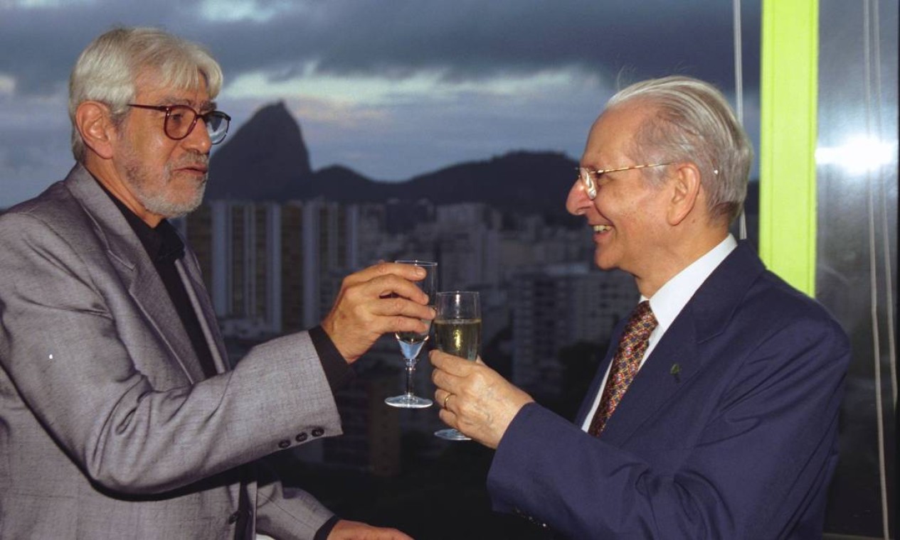 Ivan Junqueira, brinda com o então presidente da ABL, Tarcicio Padilha, como novo membro da Academi Foto: Fernando Quevedo / Agência O Globo - 30/03/2000