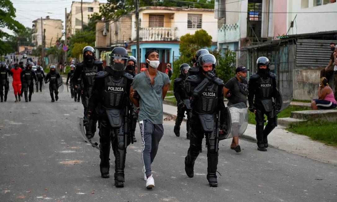 Homem é preso durante manifestações de 11 de julho, em Cuba. Segundo a ONG de direitos humanos Cubalex, mais de 900 pessoas foram detidas durante protestos Foto: YAMIL LAGE / AFP