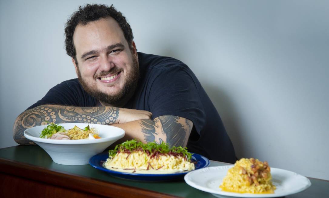 Rafael Cavalieri criou a hastag #pimpmymiojo e faz vídeos com receitas caprichadas de macarrão instantâneo Foto: Leo Martins / Agência O Globo