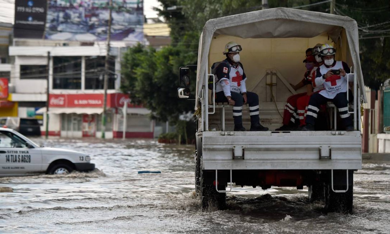 Membros da Cruz Vermelha patrulham as ruas inundadas depois que fortes chuvas caíram sobre Tula de Allende, estado de Hidalgo, México Foto: ALFREDO ESTRELLA / AFP