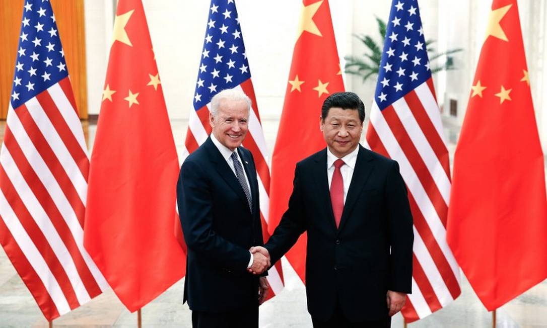 Xi Jinping cumprimenta Joe Biden, então vice-presidente dos Estados Unidos, durante visita do democrata a Pequim Foto: LINTAO ZHANG / AFP/4-12-2013