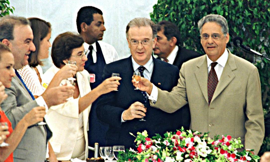 Presidentes de Portugal, Jorge Sampaio (C) e do Brasil, Fernando Henrique Cardoso (D), durante cerimônias que marcaram os 500 anos da chegada dos portugueses ao Brasil Foto: EBC