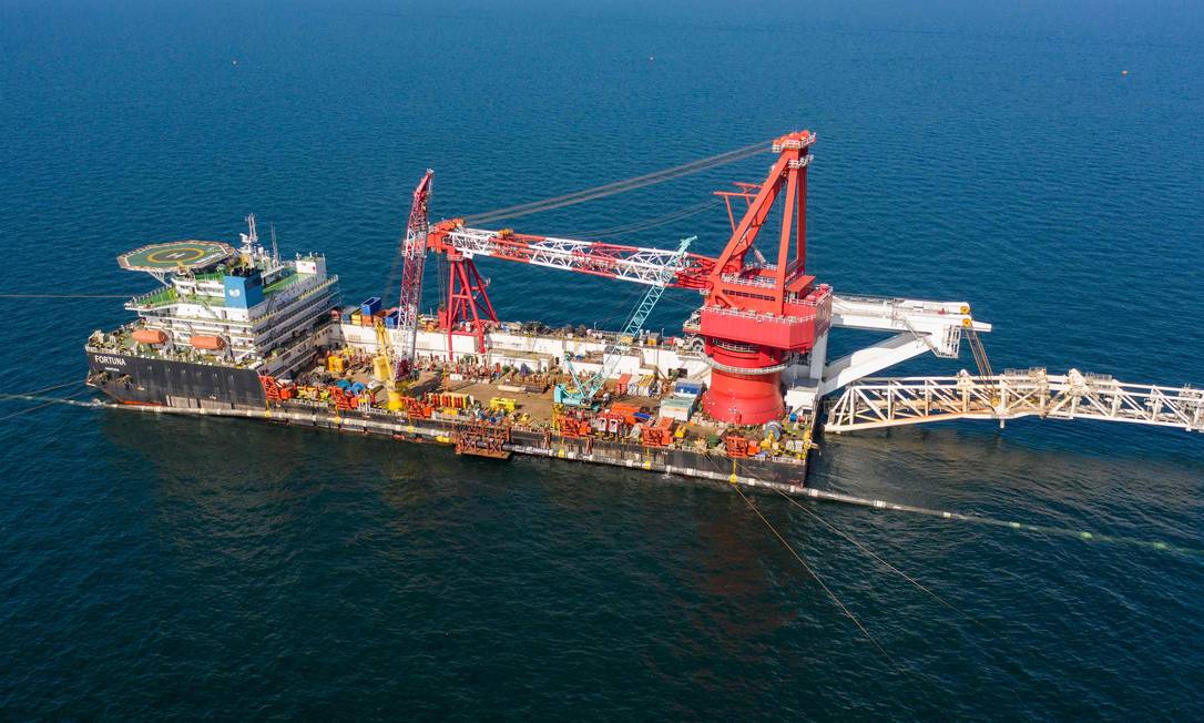 Balsa Fortuna participa de instalação de dutos do gasoduto Nord Stream 2, na última etapa da obra no Mar Báltico Foto: HANDOUT / AFP