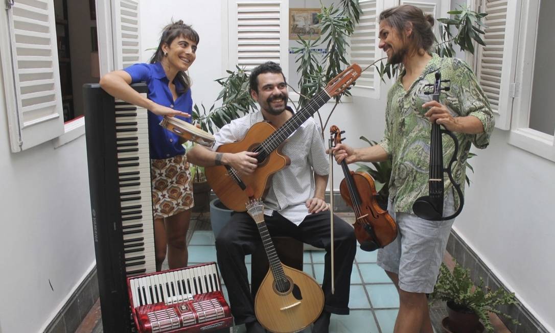 Sessões no sobrado. William Doyle (à direita) com a namorada Verónica Fernandes e o amigo Rafael Gaspar Foto: Divulgação