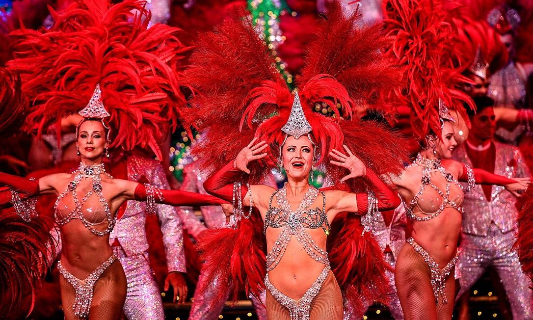 Bailarinas durante os ensaios que antecederam a reabertura do Moulin Rouge, em Paris, após um ano e meio sem apresentações Foto: CHRISTOPHE ARCHAMBAULT / AFP