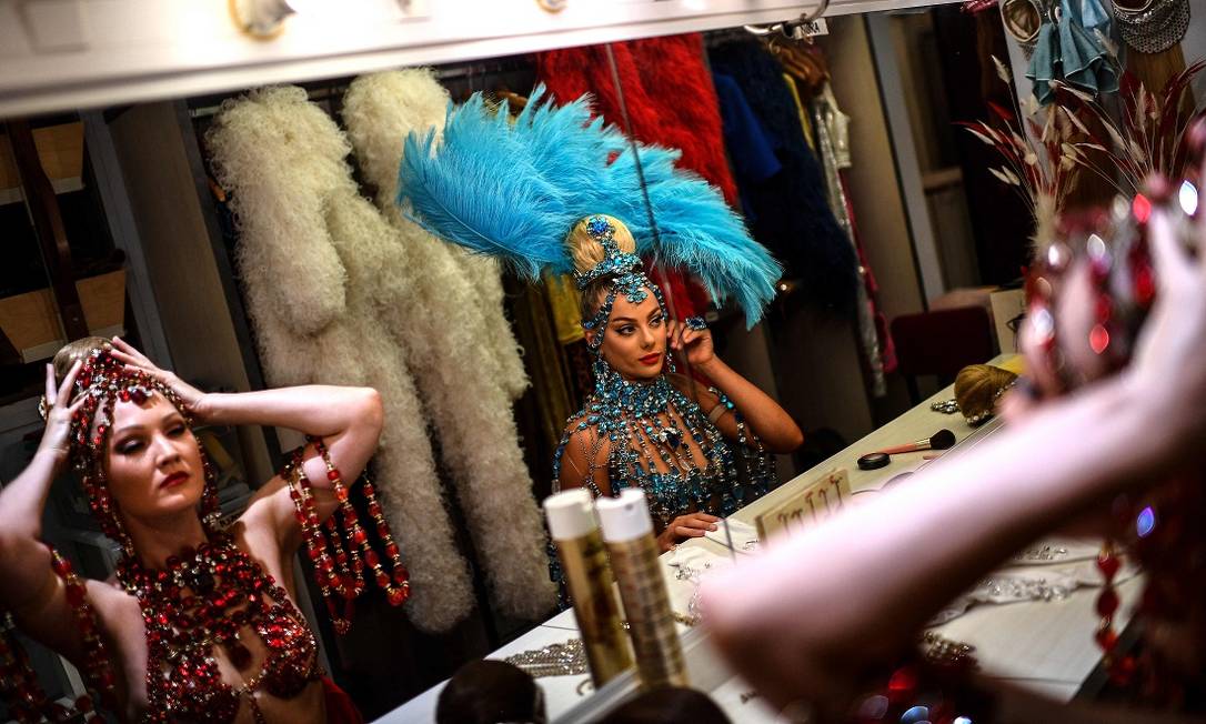 Bailarinas se preparam no camarim para subir ao palco, durante os períodos de ensaio para a reabertura do Moulin Rouge, em Paris Foto: CHRISTOPHE ARCHAMBAULT / AFP