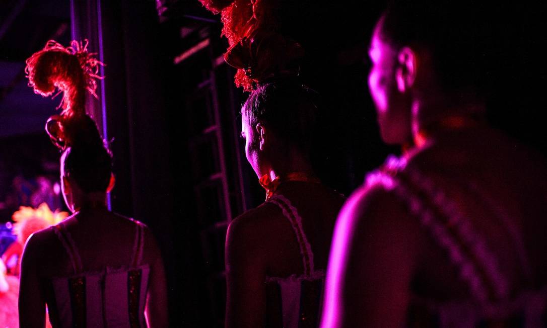 Dançarinas do Moulin Rouge se alinham na coxia, durante o período de ensaios para a reabertura do teatro Foto: CHRISTOPHE ARCHAMBAULT / AFP