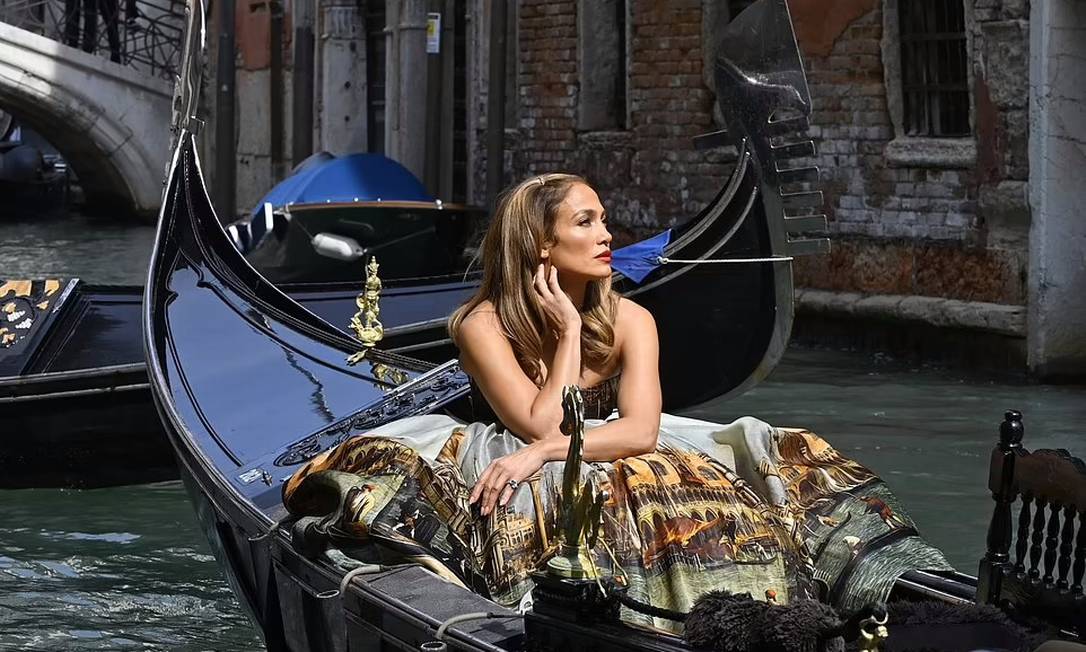 Jennifer Lopez estrela ensaio fotográfico pelos canais de Veneza Foto: Backgrid via Daily Mail