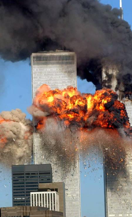 Explosão de fogo abala a torre sul do World Trade Center quando o voo 175 da United Airlines sequestrado de Boston bate no prédio em 11 de setembro de 2001 na cidade de Nova York Foto: Spencer Platt / Agência O Globo