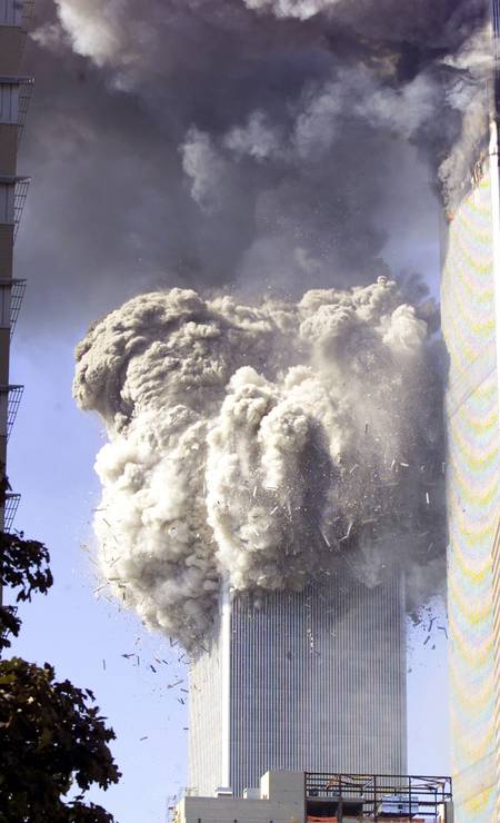 Momeno em que a torre dois do World Trade Center caiu ao solo Foto: Jeff Christensen / Reuters - 11/9/2001