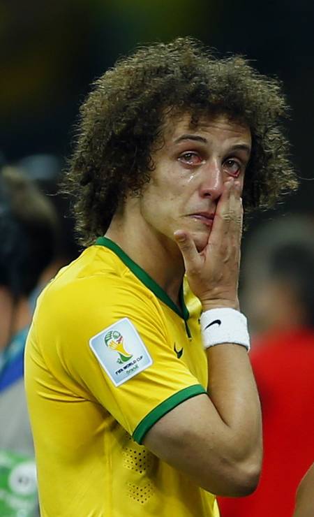 David Luiz chora após derrota por 7 a 1 para a Alemanha, na semifinal da Copa do Mundo de 2014, no Brasil. A partida aconteceu no Mineirão Foto: EDDIE KEOGH