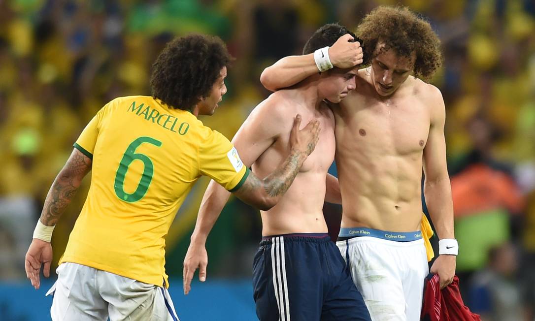 David Luiz consola o meia colombiano James Rodriguez depois da vitória brasileira, no Castelao, em Fortaleza, nas quartas-de-final da Copa de 2014 Foto: VANDERLEI ALMEIDA